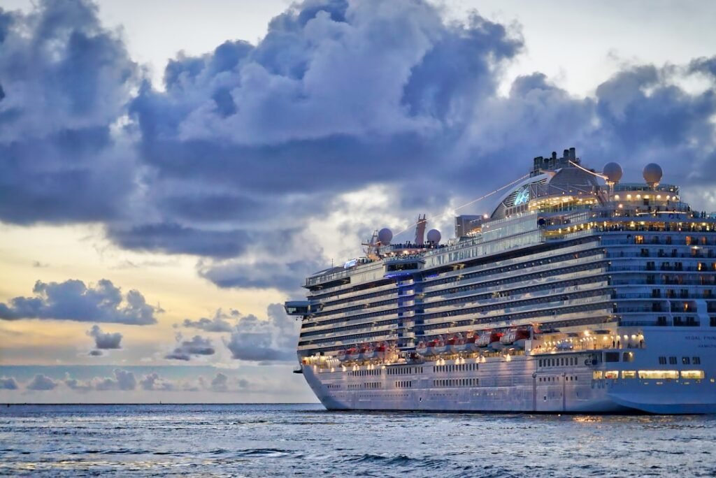 Photo Cruise ship at sea