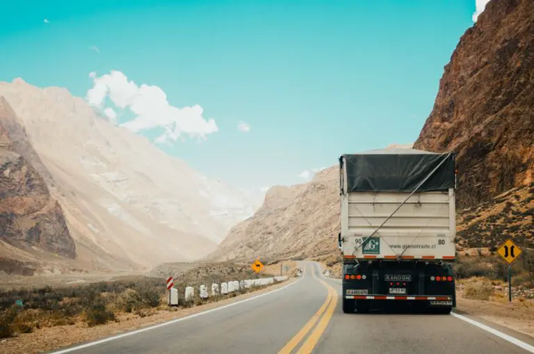 Photo Travel trailer on road