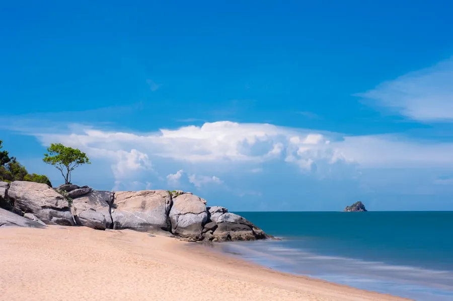 Best Time to Travel to Florida: A Seasonal Guide Florida beach during warm summer travel weather