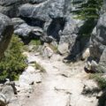 Photo A scramble in hiking refers to a route that involves using both hands and feet to climb over rocks or steep terrain, often without the need for technical climbing equipment