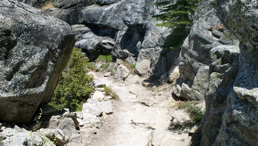 Photo A scramble in hiking refers to a route that involves using both hands and feet to climb over rocks or steep terrain, often without the need for technical climbing equipment