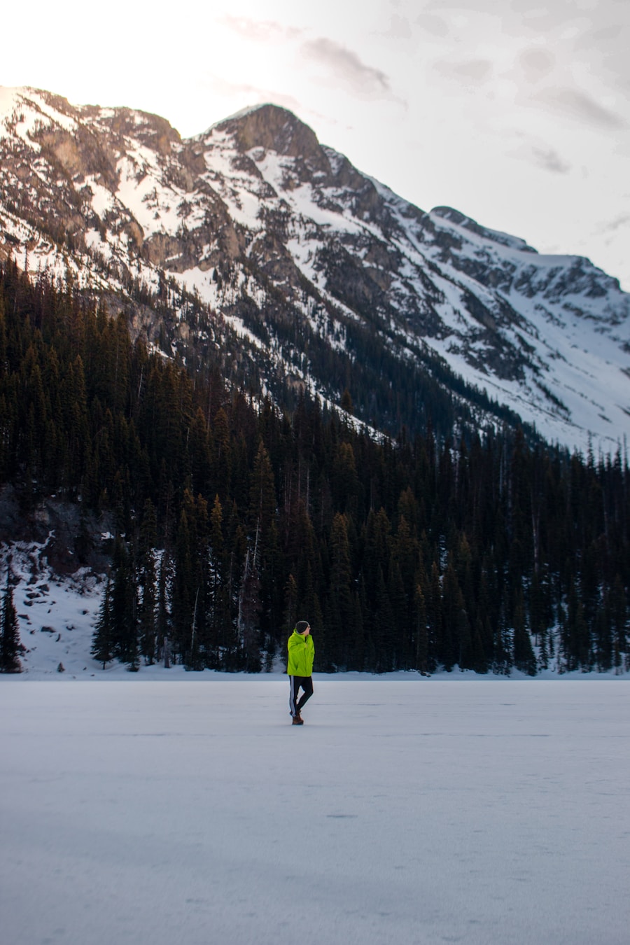 Photo "how to layer clothes for winter hiking"