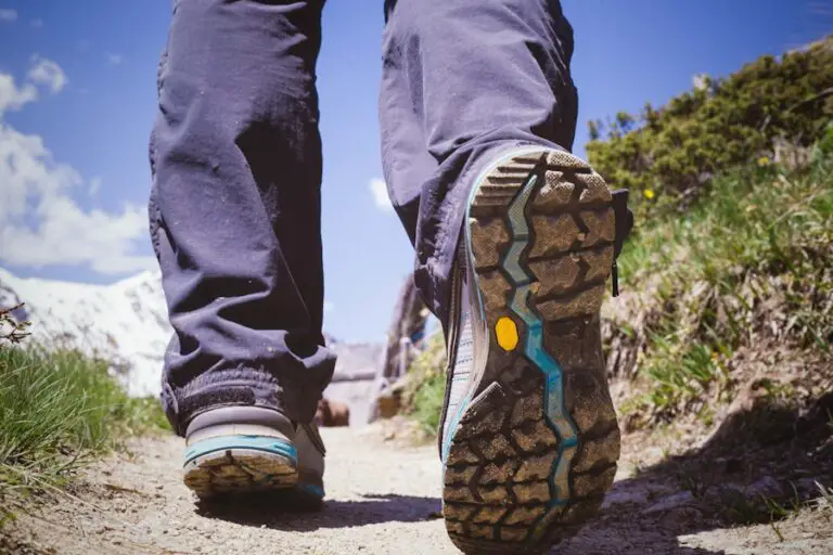 Photo "What is the difference between hiking shoes and hiking boots?"