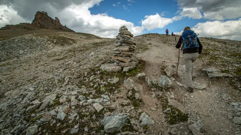 Photo What is the difference between walking and hiking?