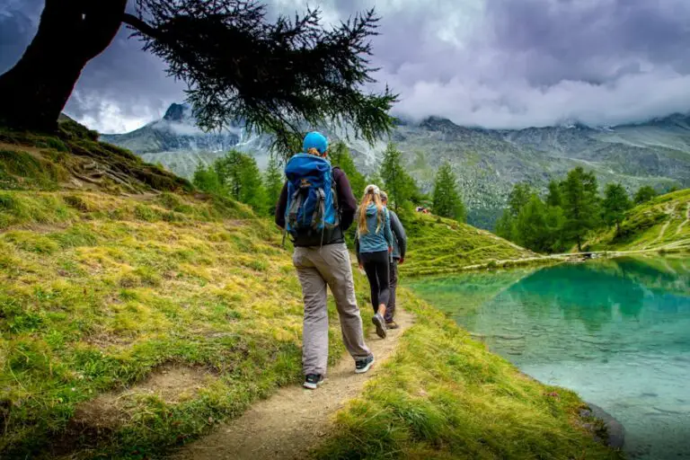 Photo What is the difference between trekking and hiking?