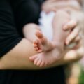 Photo Parent holding baby