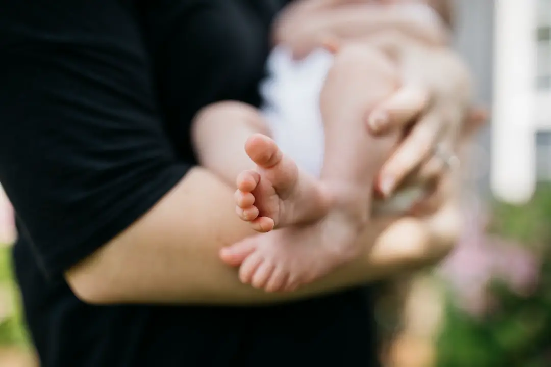 Photo Parent holding baby