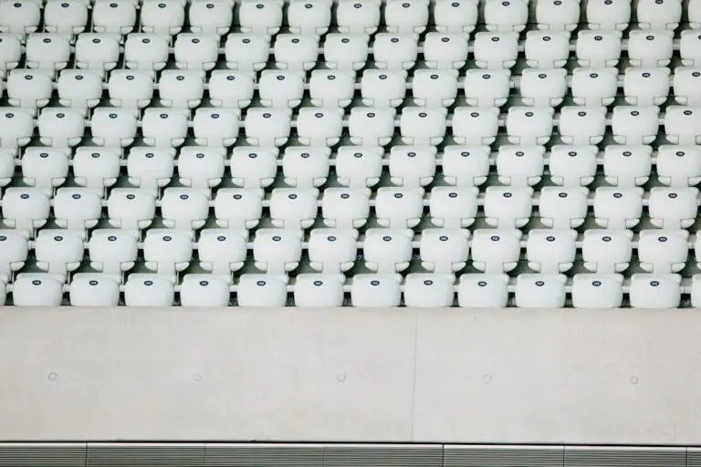 Photo Cramped seating