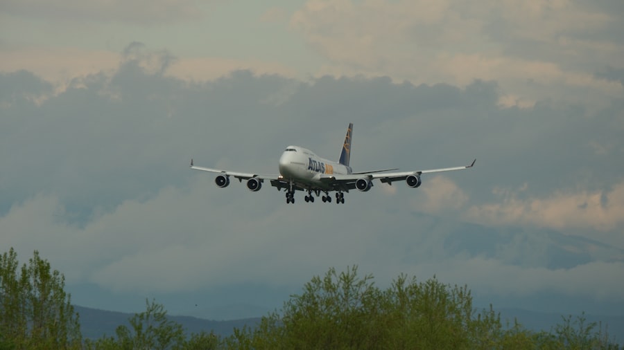 airlines fly into mobile alabama