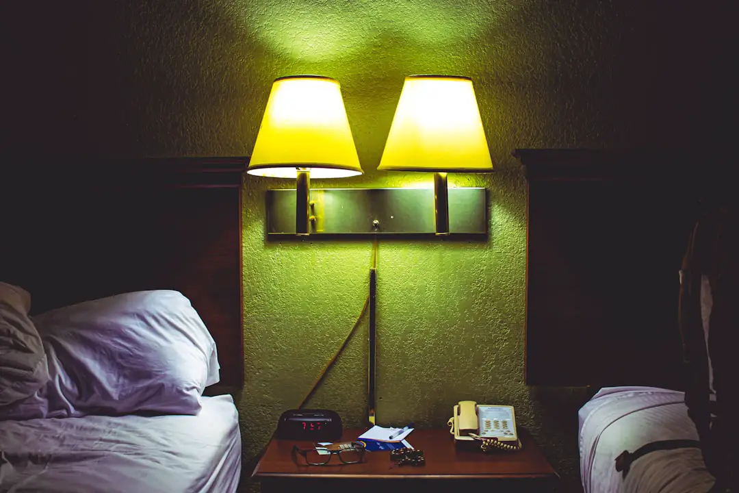 Photo hotel room amps