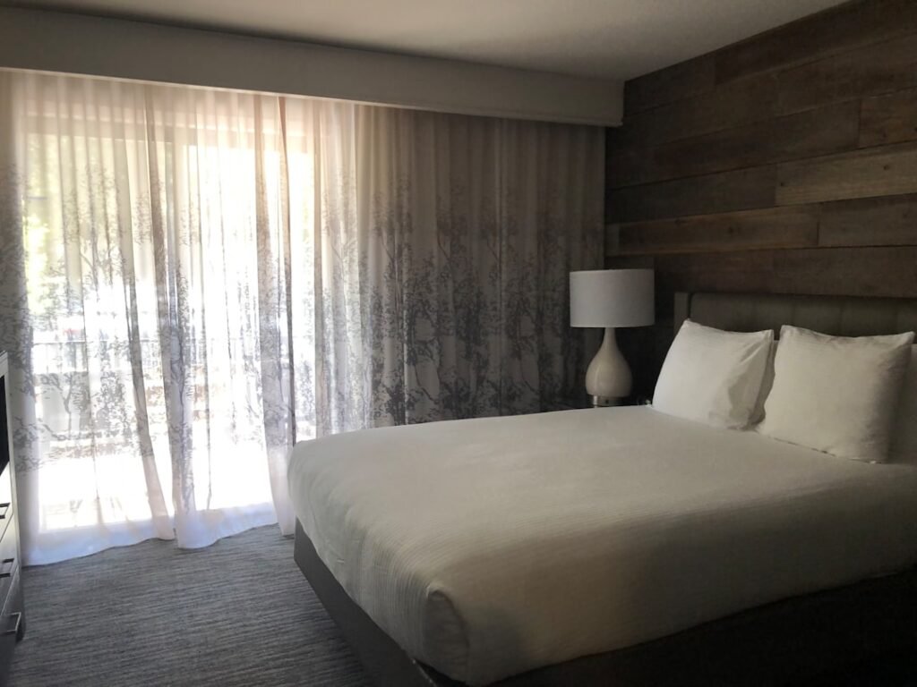 Photo check into hotel room