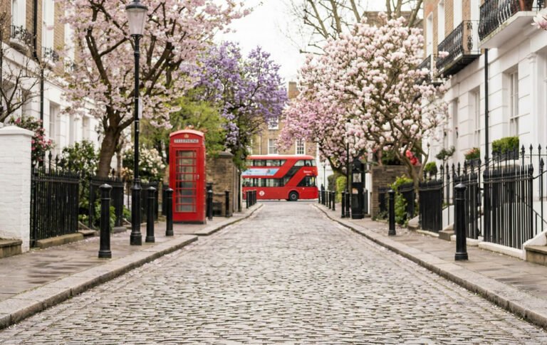 What to Wear in London in April: Packing List and Weather Tips What to Wear in London in April: Packing List and Weather Tips