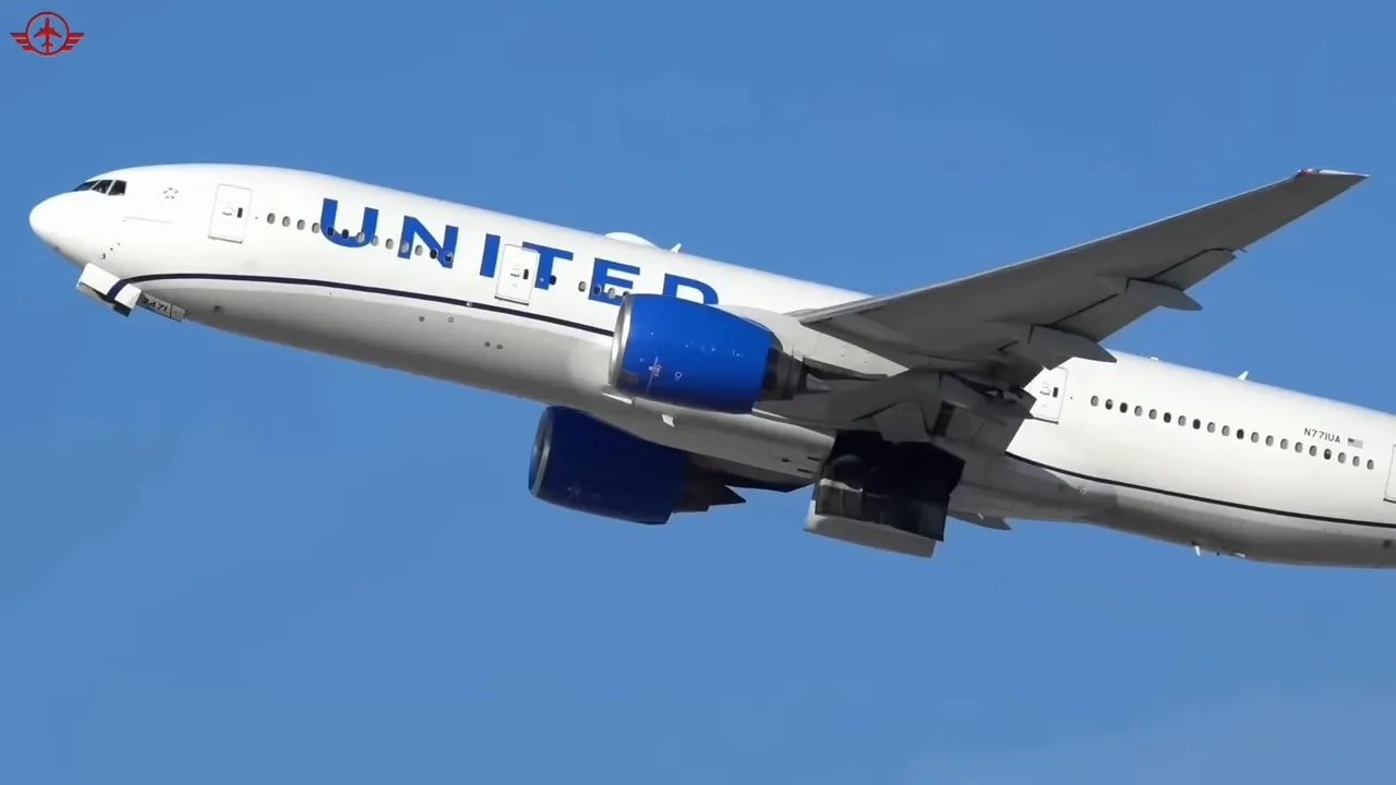 United Airlines Boeing 787 climbing after takeoff
