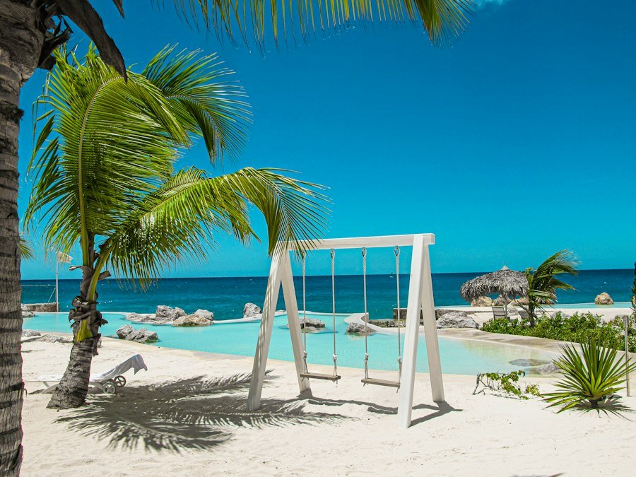 Best Time to Travel to Seychelles: A Seasonal Guide Tropical beach and turquoise water representing Seychelles coastal scenery